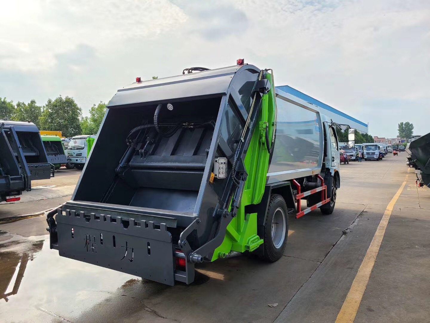 6方压缩垃圾车热卖
