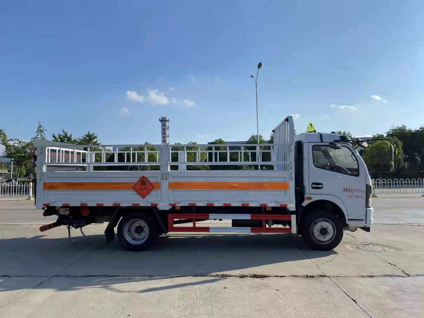 危险品气瓶运输车厂家小三轴气瓶车仓栏式气瓶车