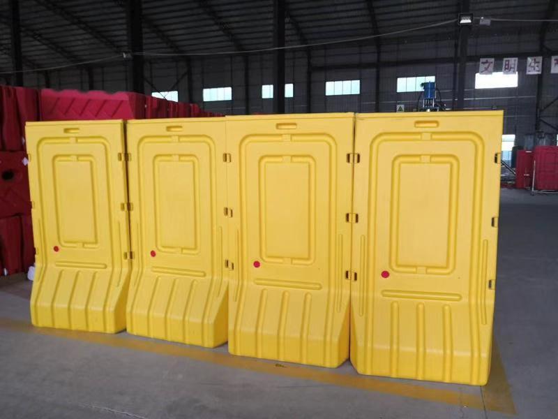 以注水增重(故称水马,注:不可充水的木质或铁质可移动障碍物称为拒马)