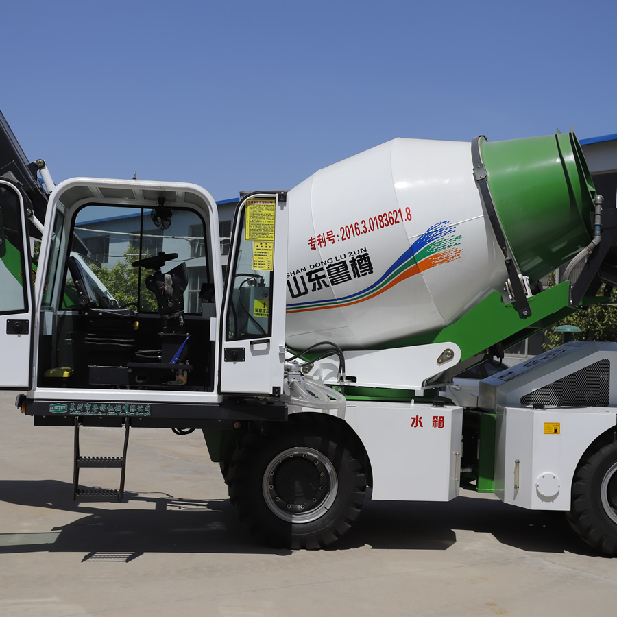 5方平口搅拌车自动挡鲁樽自上料搅拌机视频