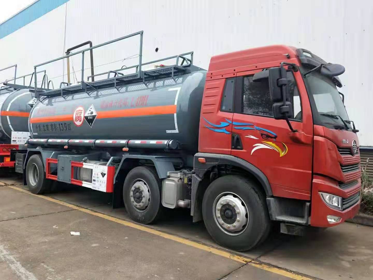 解放3轴腐蚀性物品运输车3轴罐式危货车