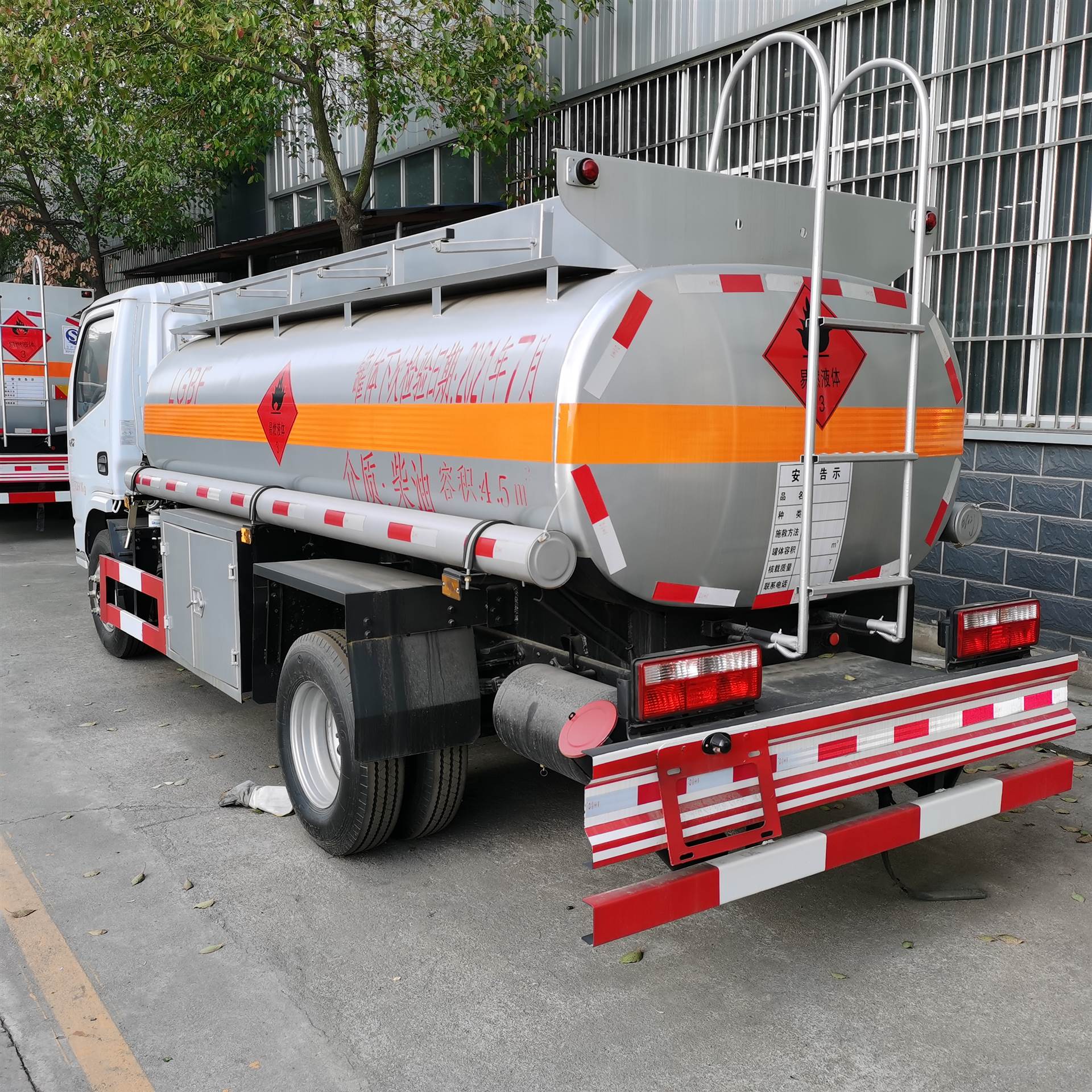 东风多利卡运油车