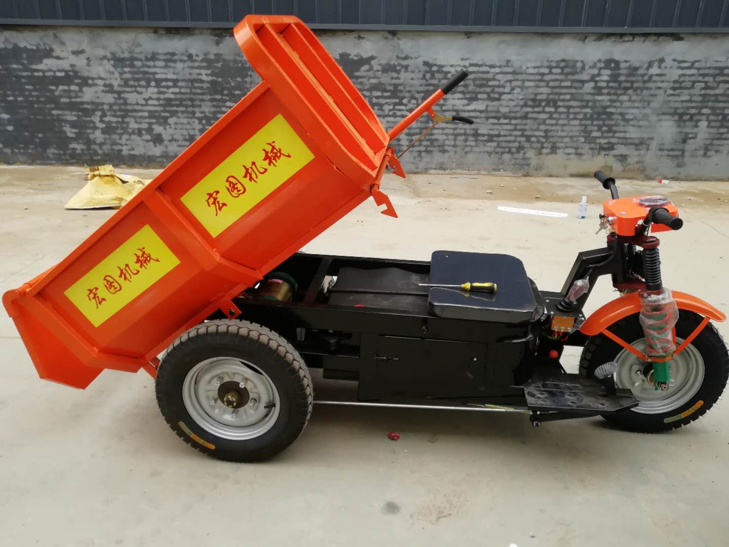 小型电动运输车液压翻斗车1吨自卸车小空间迷你出渣车