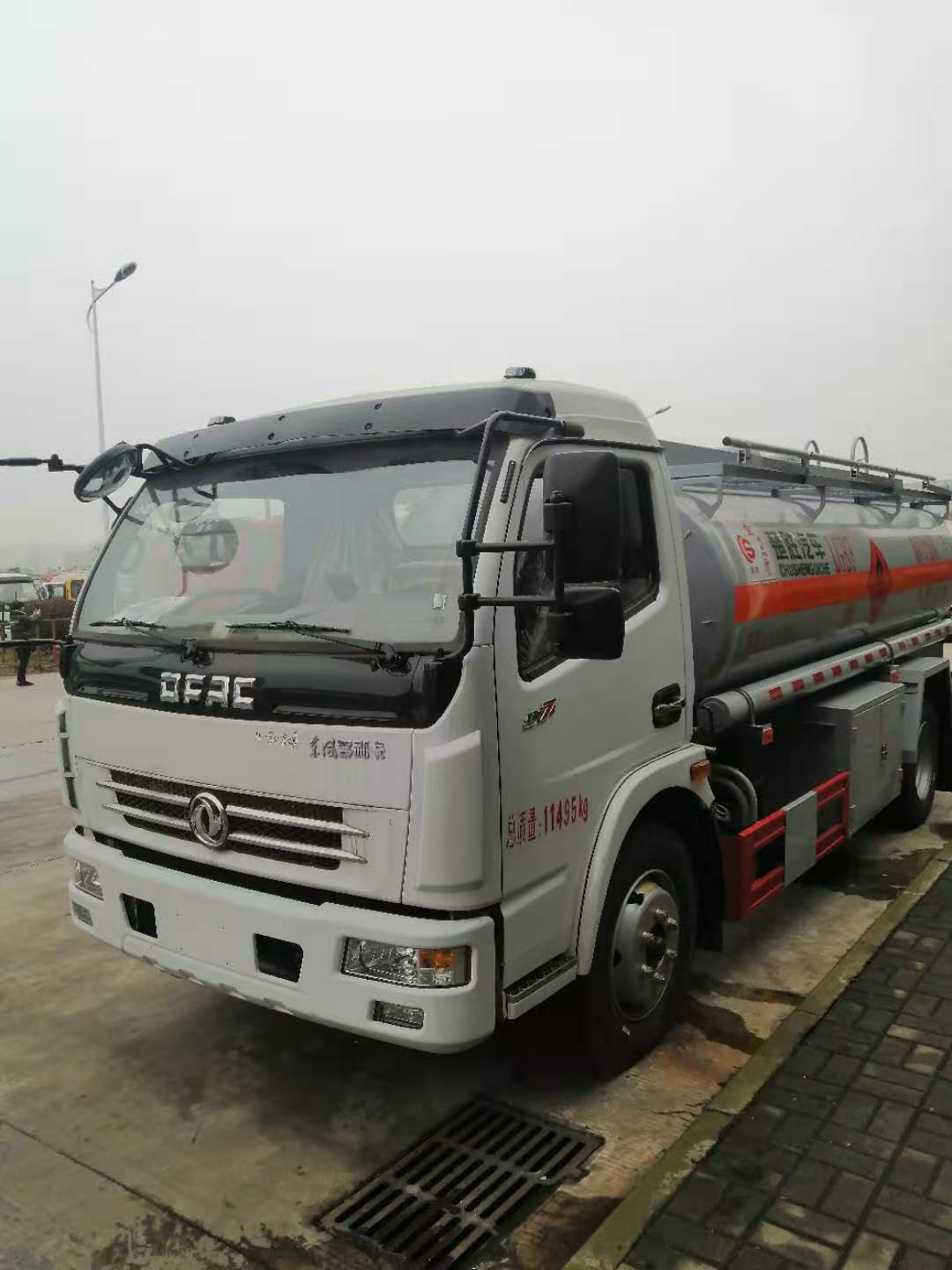 东风8吨油罐车  移动加油车  国三全新车 工地加油专用