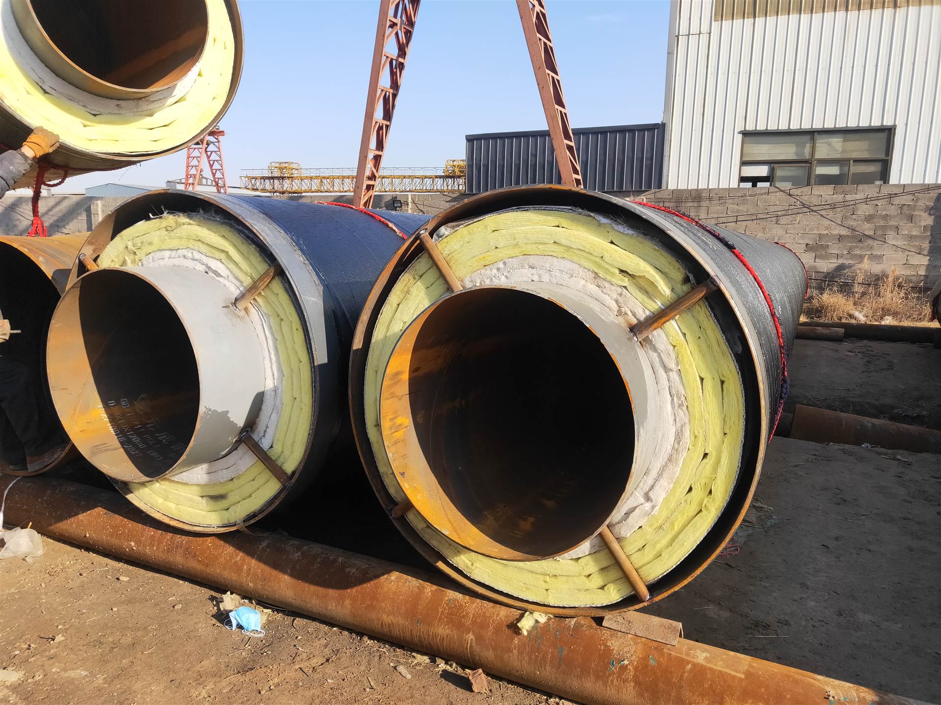 钢套钢复合保温钢管是地下直埋管道中的一种,采用没有混凝土结构的