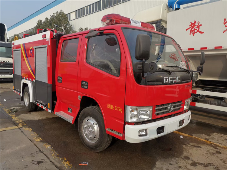 东风小多利卡2吨水罐消防车