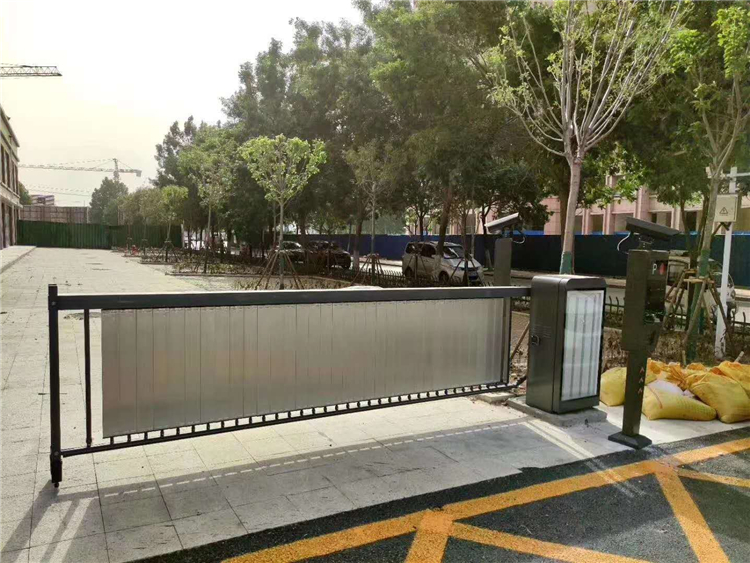 停车场道闸根据栏杆种类我们可以分为曲杆式道闸,直杆式道闸,栅栏式