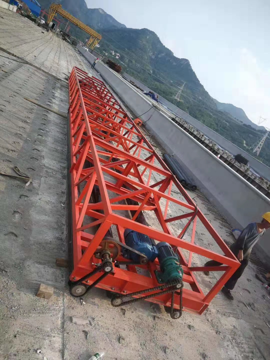 三辊轴摊铺机视频 混凝土摊铺机视频