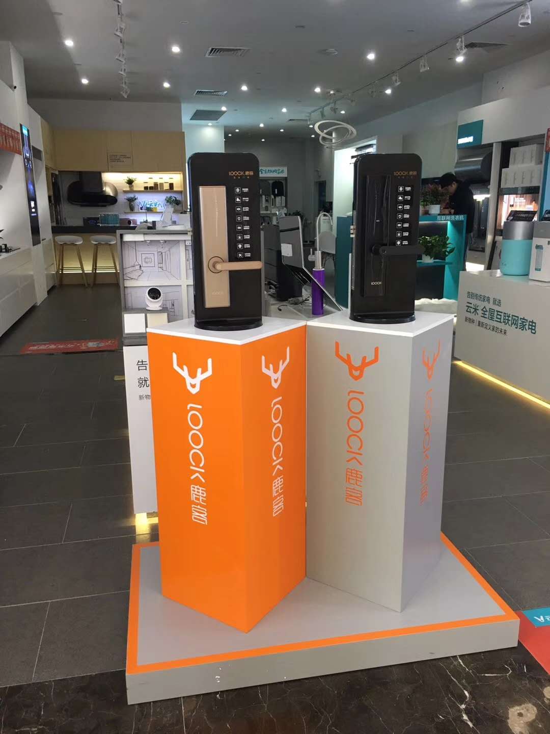 智能锁展柜定制与设计的原则之商业展示柜篇即为各位具体到此处了