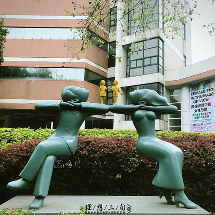 北京朝阳区一家四口互动雕塑