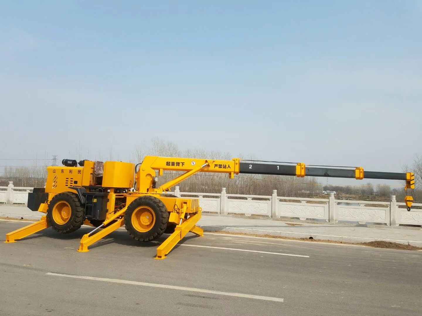 山东利沃供应四驱越野吊车定制6吨四驱越野吊车行走吊车