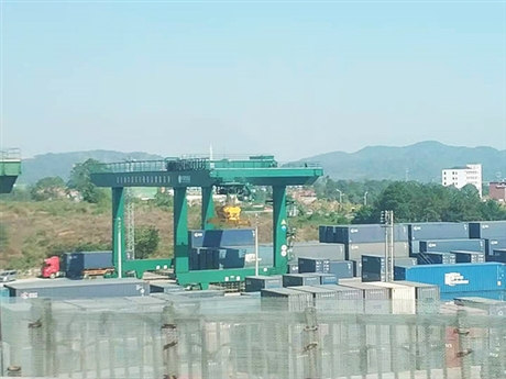河北張家口進(jìn)水口壩頂門(mén)機(jī)施工過(guò)程