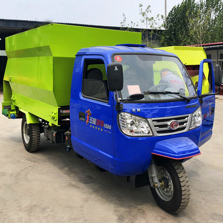 自动撒料车多少钱养牛场用的电动撒料车tmr粉碎搅拌机