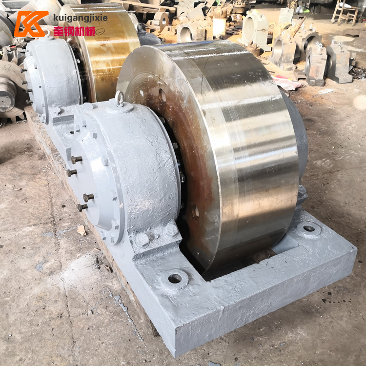 定制烘干机托轮 对开四螺柱斜滑动轴承座