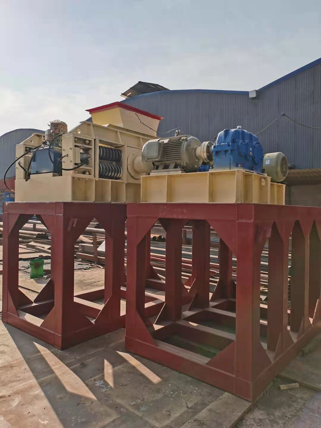 云南对辊机昆明对辊制砂机坚峰机械对辊破碎机