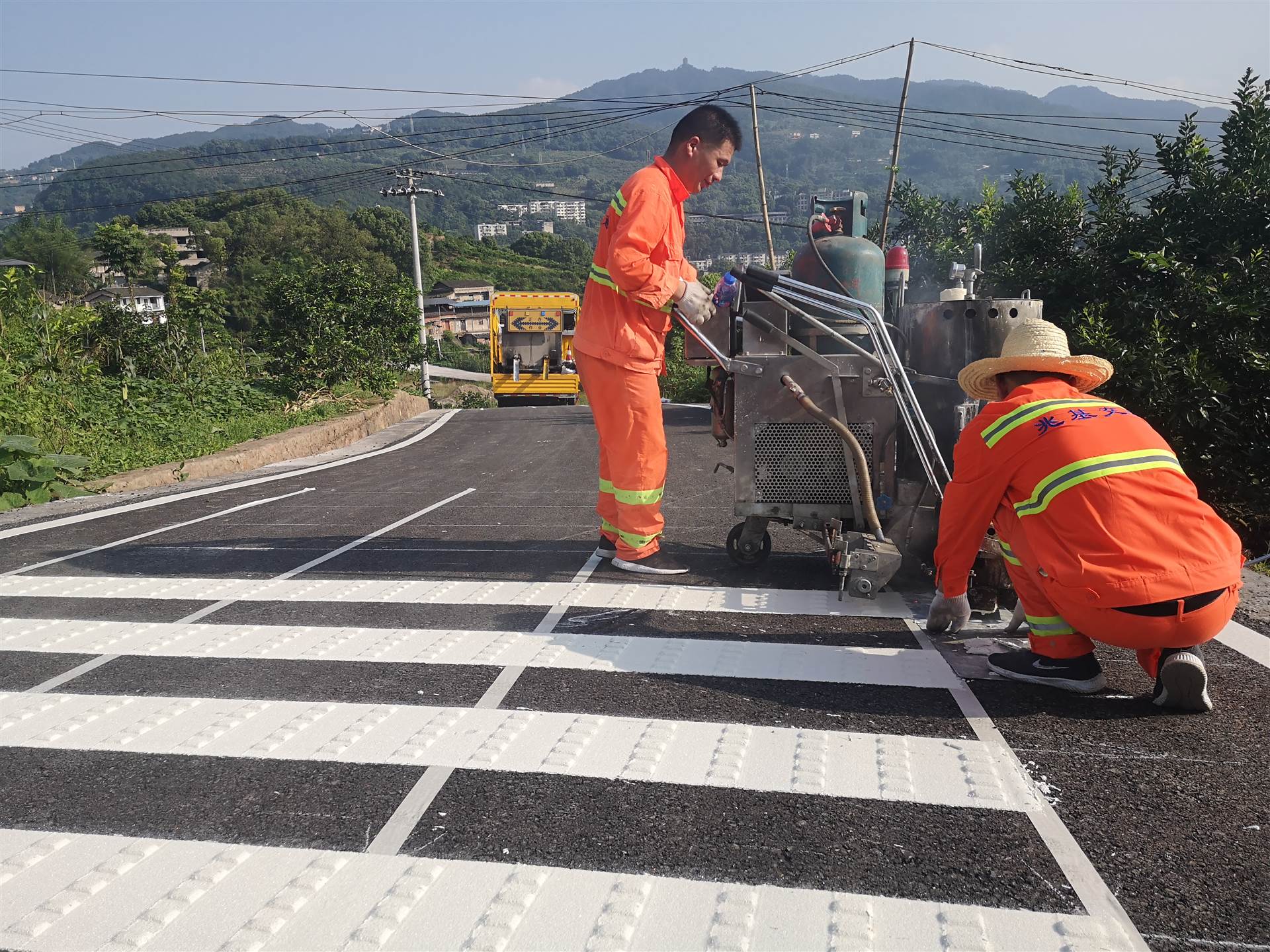 高速公路,一,二級公路和城市快速路,主幹路應按標準規定設置反光交通