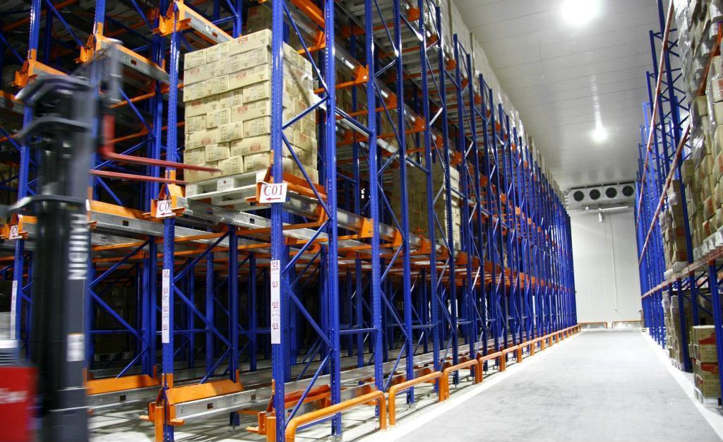 贯通式货架又称通廊式货架或驶入式货架.