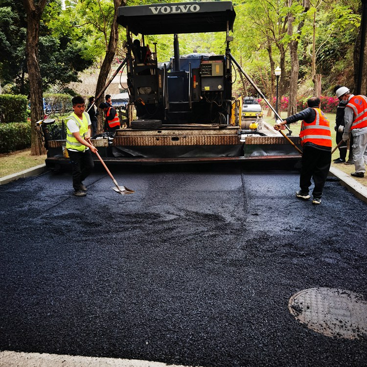 东莞万江沥青路面公司 学校沥青跑道施工 沥青摊铺工程