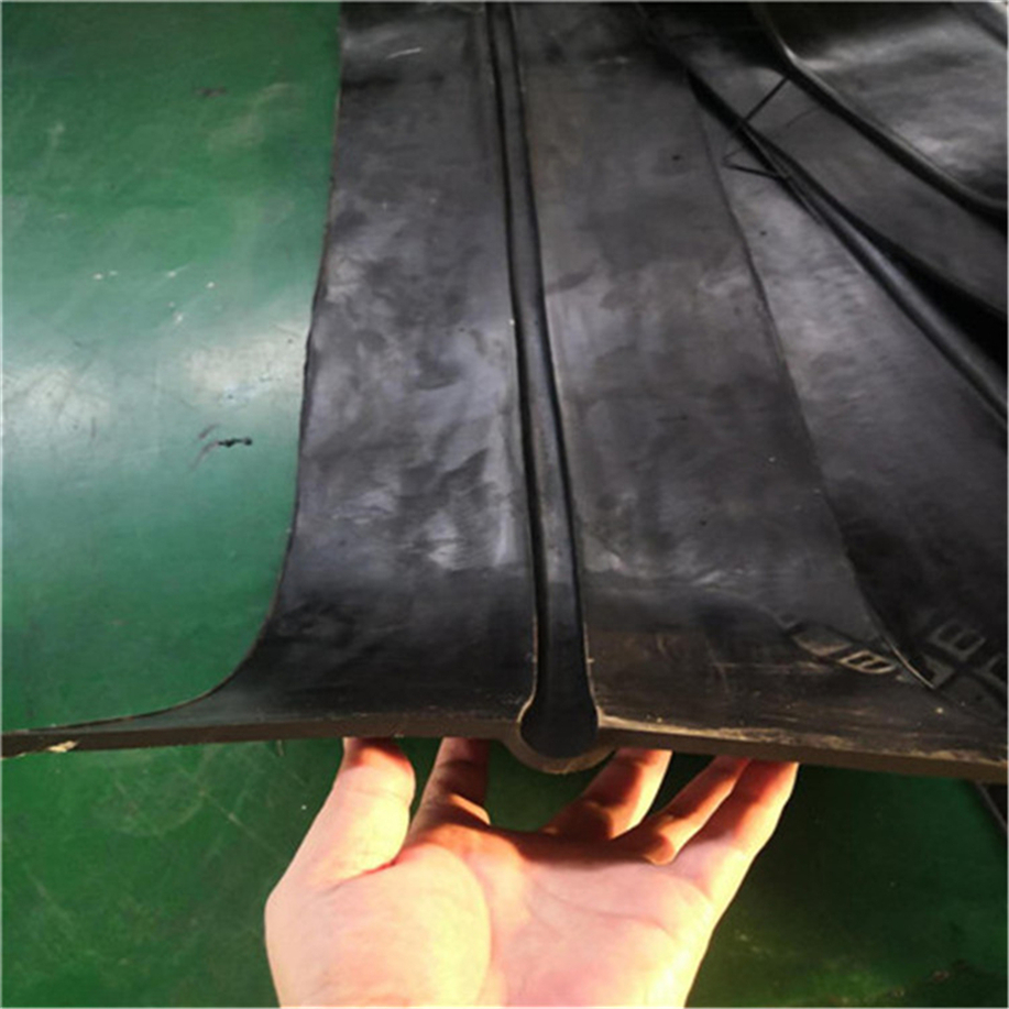 应在现场根据螺栓实际位置采用皮带冲打孔固定可拆卸式橡胶止水带