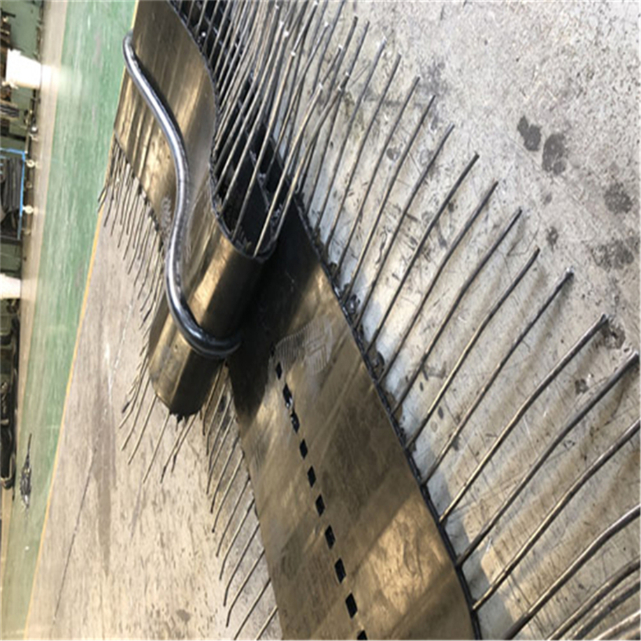 所以所述钢-混凝土组合板可以跨越所述盖梁,即在所述倒t盖梁处悬空