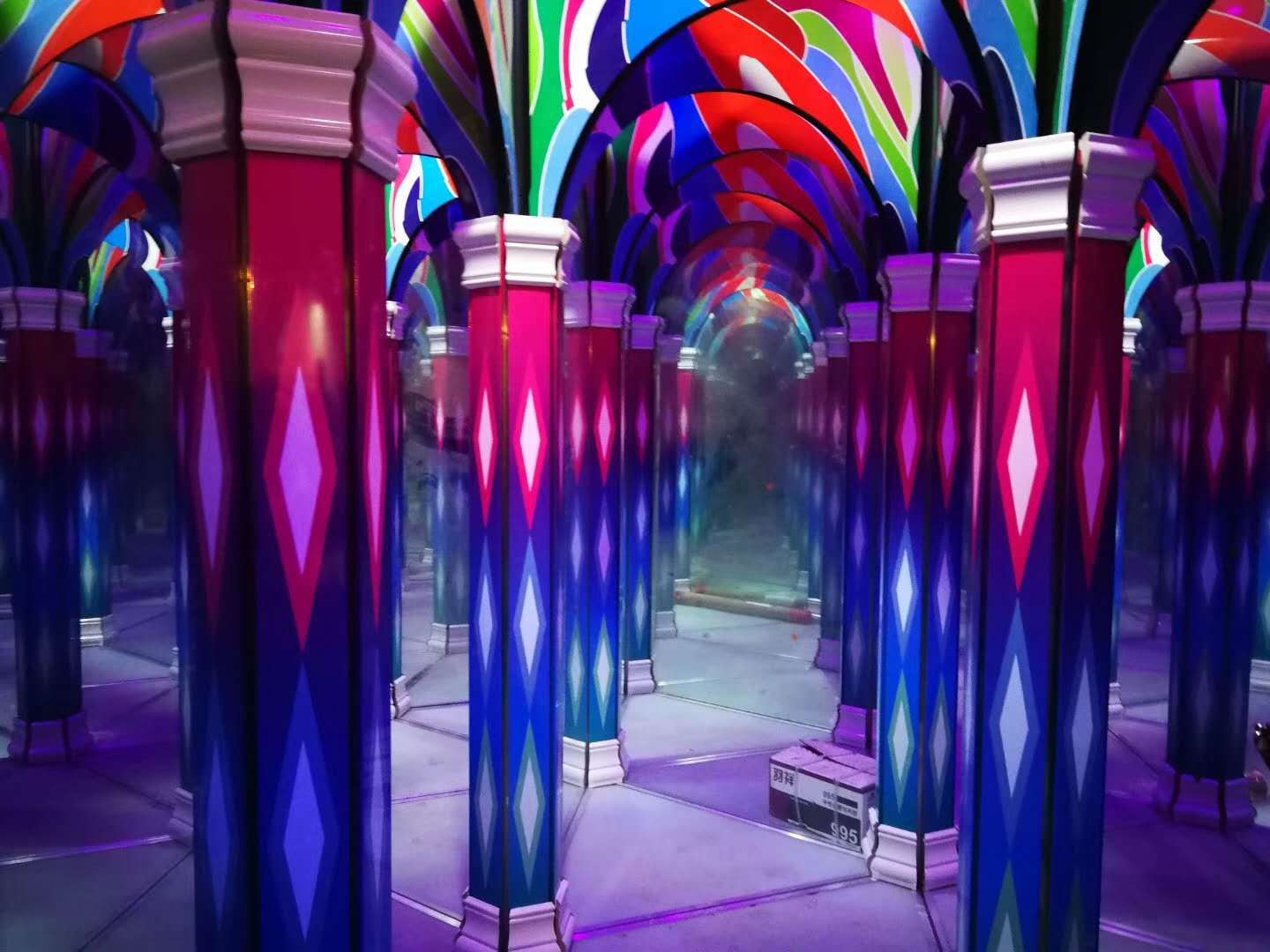 网红镜子迷宫打造糖果迷宫生产厂家