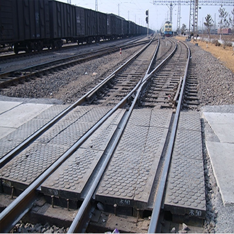 p50铁路轨道道口橡胶垫板道口铺面板轻轨道橡胶道口板厂家报价