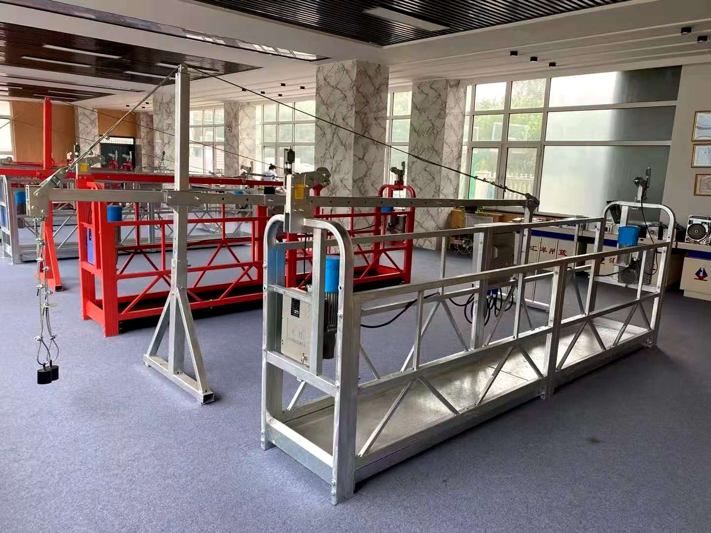 六,利用吊篮进行电焊作业时,必须对吊篮,钢丝绳进行全面防护,不得用其