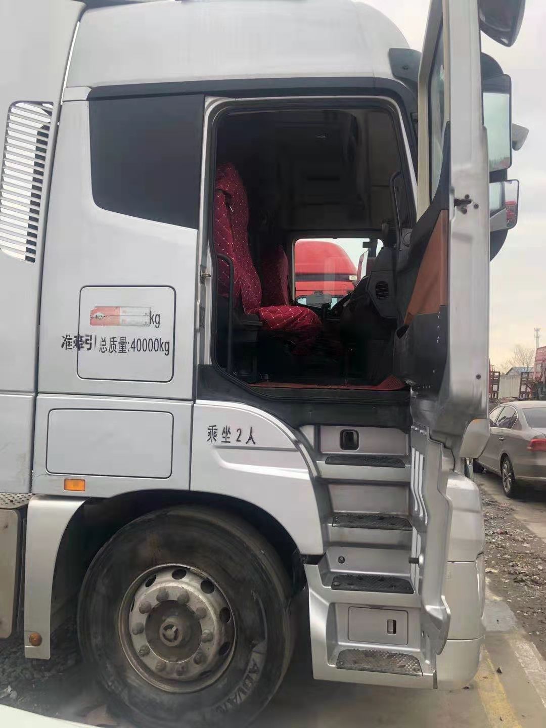 多台二手欧曼est牵引车