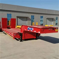 13米挖掘机拖板车 三桥半挂液压爬梯低平板拖车 公告可上牌