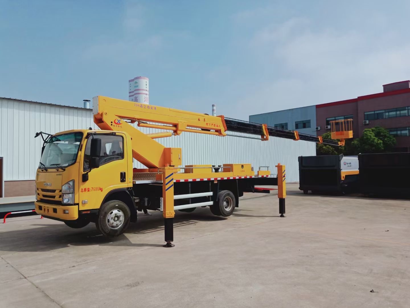 25米高空作业车价格 蓝牌广告牌安装车价格 蓝牌路灯维修车价格