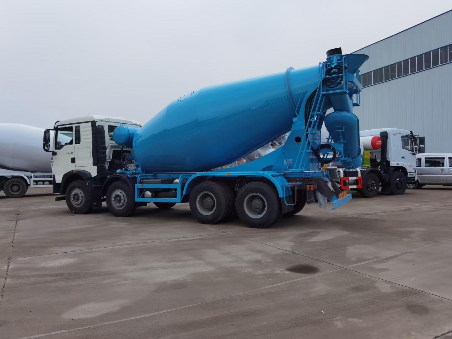 福田雷萨12方轻量化水泥搅拌车多少钱