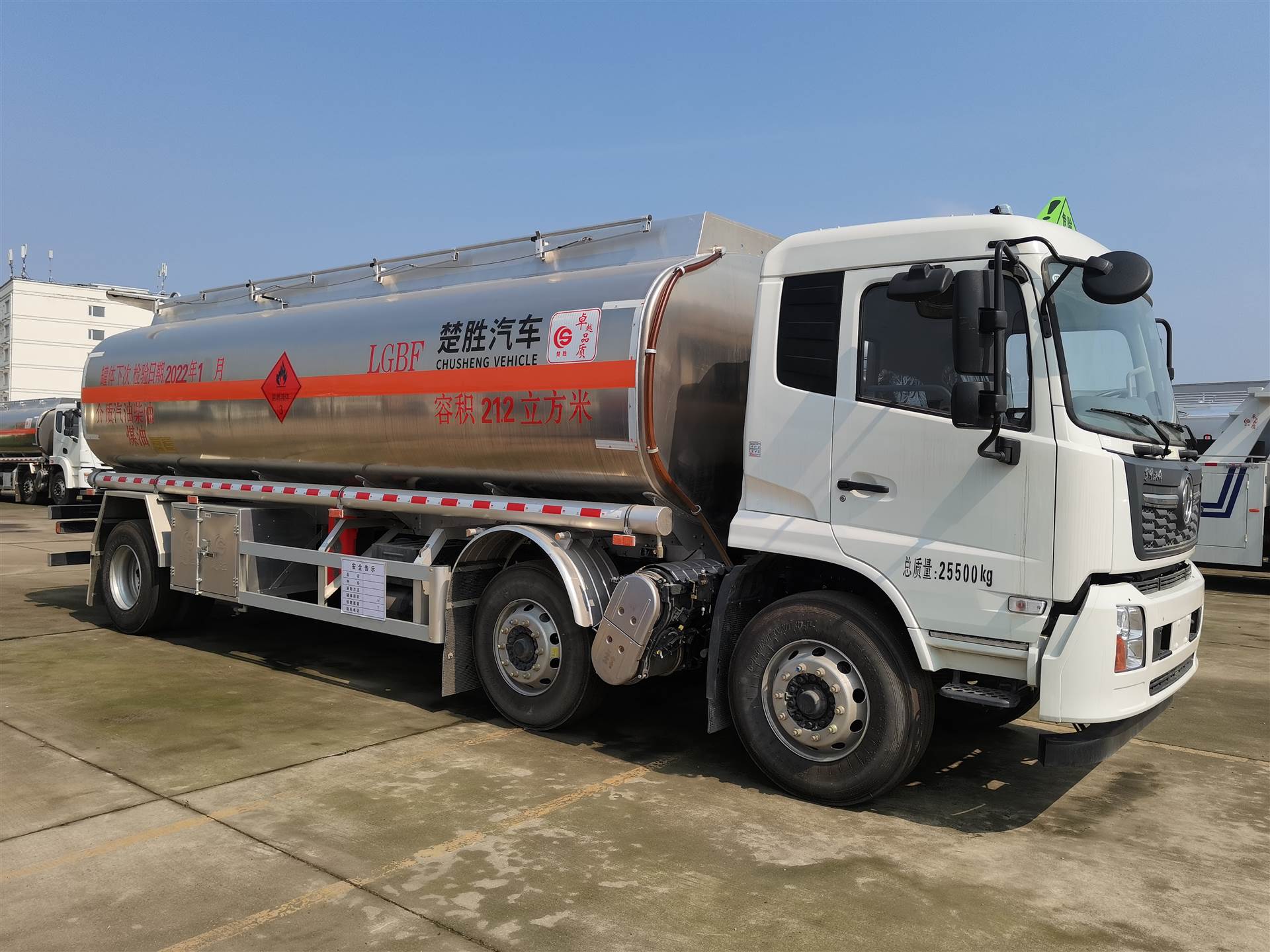 国六东风天锦小三轴铝合金油罐车