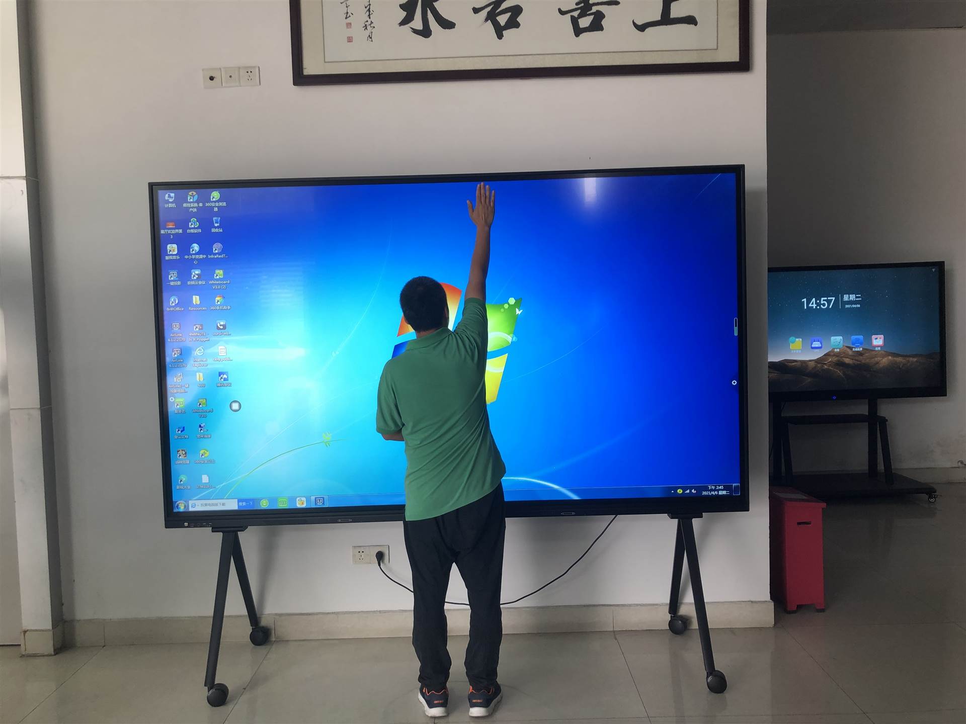 大连seecnn110寸触摸一体机110寸会议触摸显示器100寸触控一体机