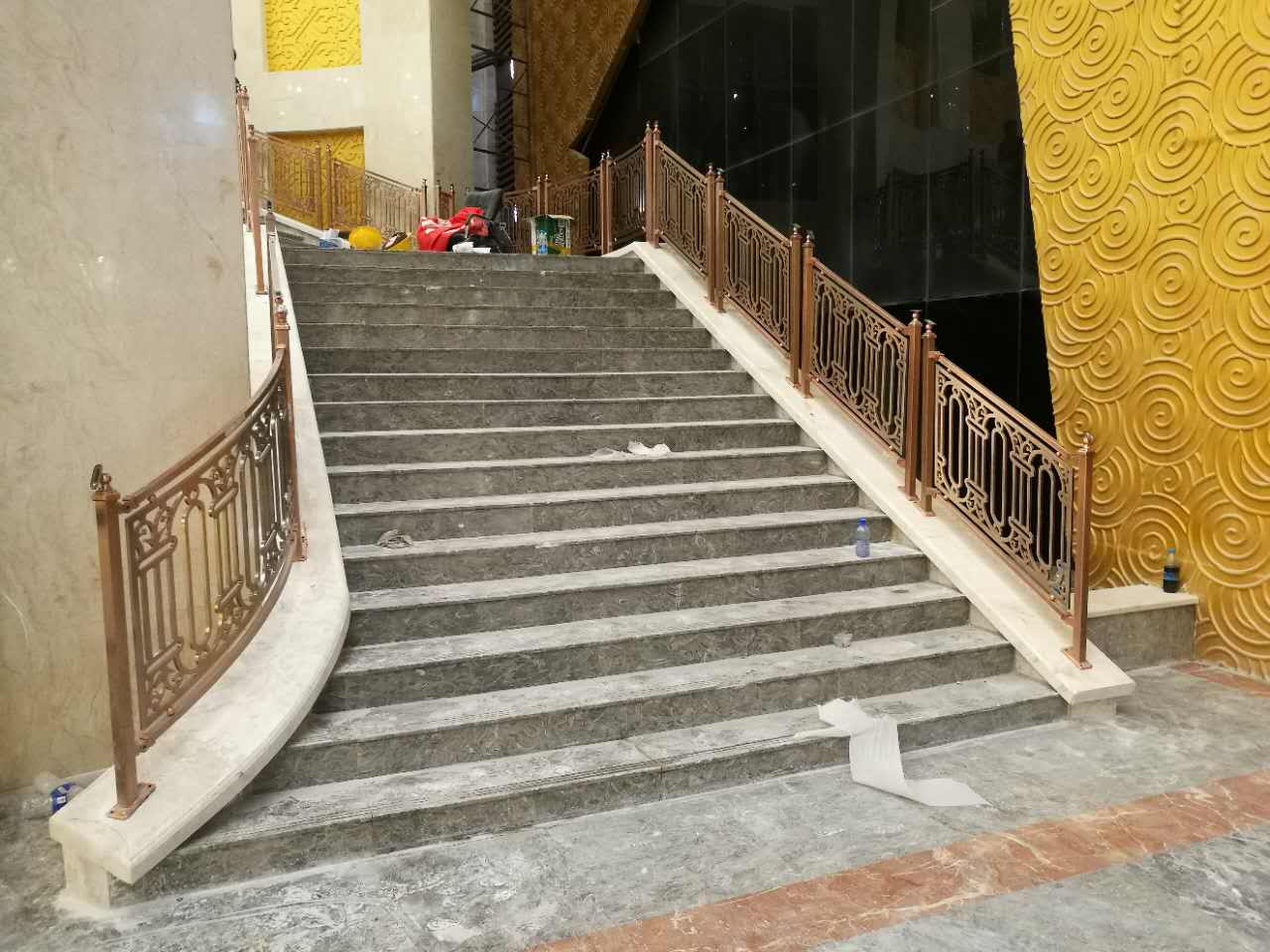 宁夏酒店别墅豪装实心楼梯雕花金色护栏楼梯立柱定制