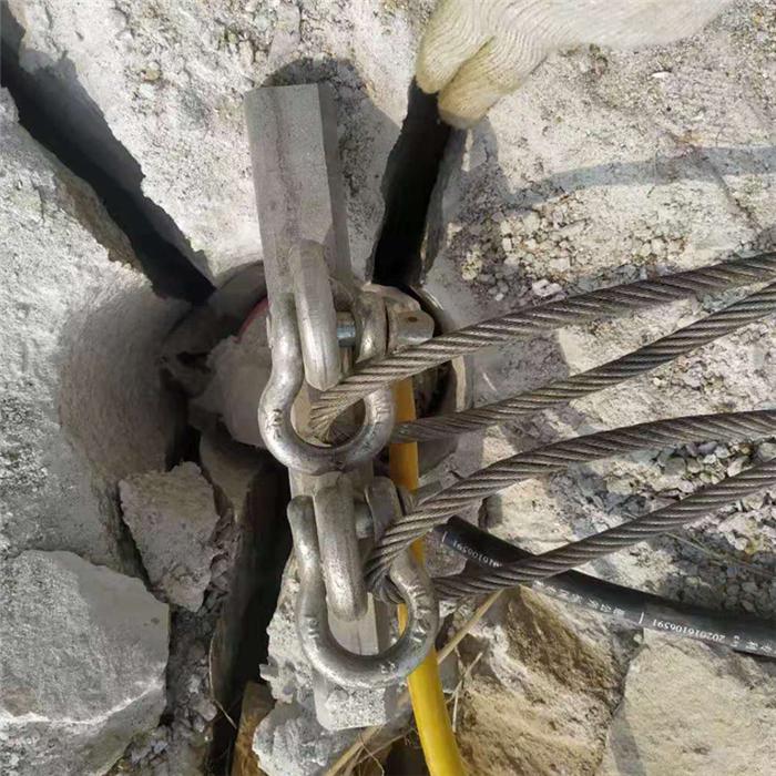 建设基坑开挖石头机器非常硬的花岗岩开采设备建房子挖地基破石头的