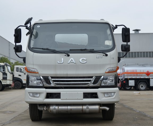 江淮8吨加油车jac