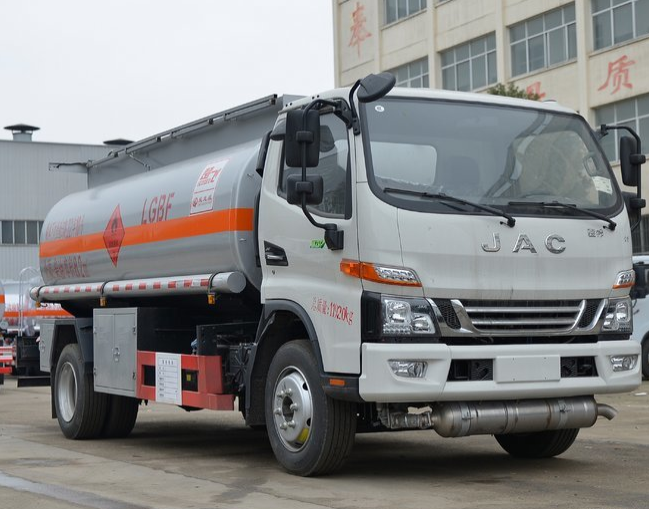 江淮8吨加油车jac