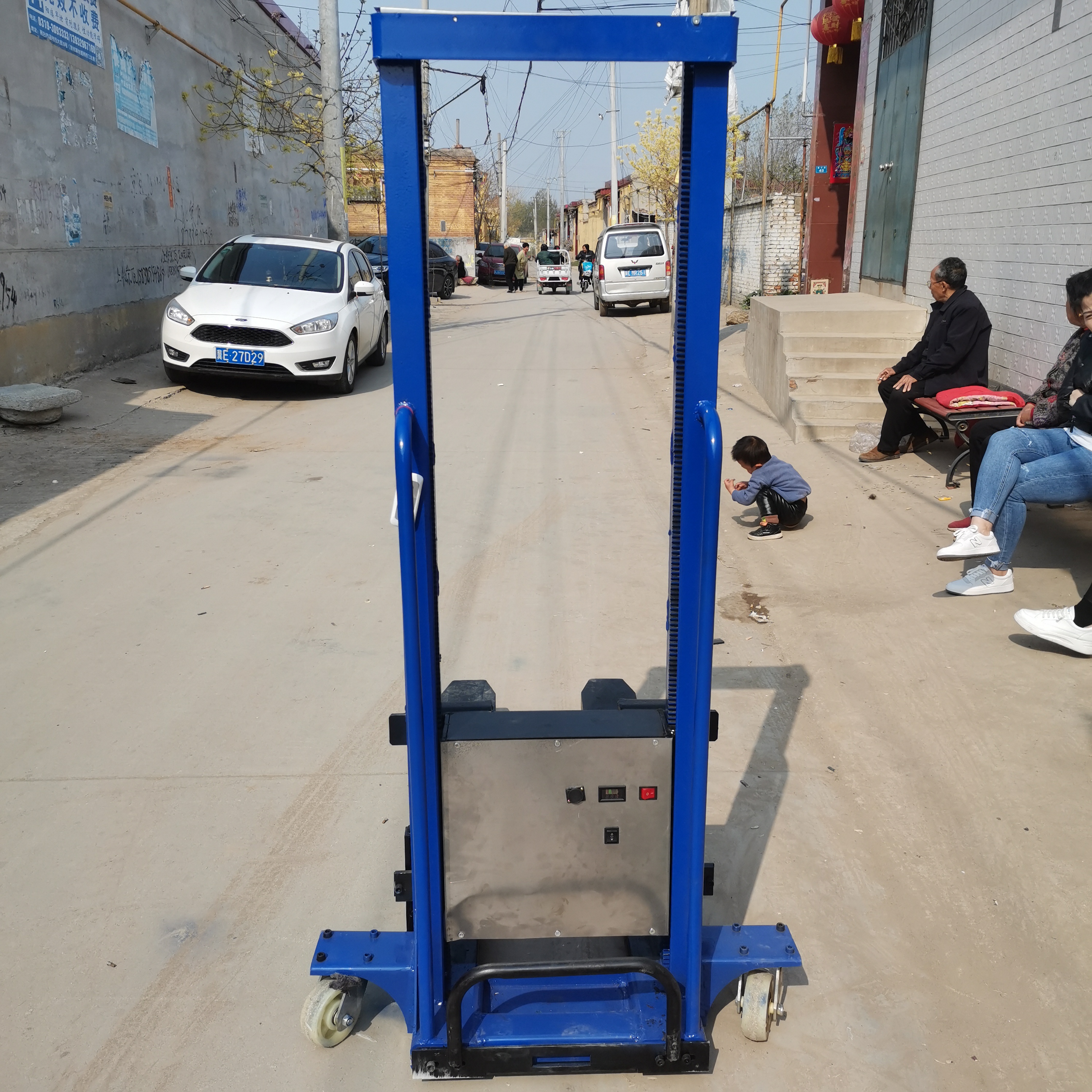 随车叉车装车神器哲恒机械小型车载电动叉车