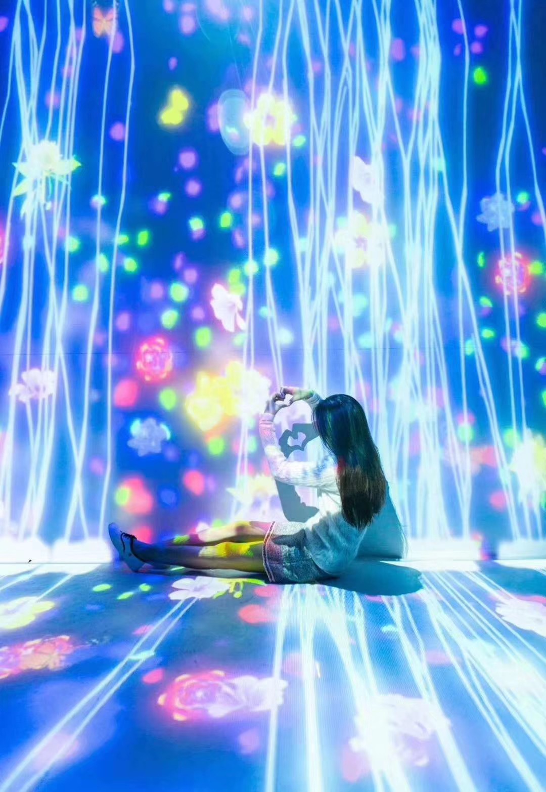 鎏光瀑布互动投影光影交互人体互动装置