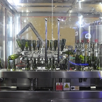 整套碳酸含气饮料生产线 预调酒起泡酒 玻璃瓶盖三合一灌装机