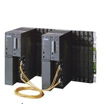 每个西门子IO-ik主站可并行连接多个对于光纤布线（例如，对于ROFIE），可使用带OF或F接的产品，如E200-IR工业以太网换机或E200分布式I/O设备采用E202-2IR和E101-1OF介质转换器的。 ?在等距离上，通过带有EW的IW进行无线传输的数据传输速率达2Mbi/，上行链路(HU)的数据传输速率达5.76Mbi/。FRJ5接具有紧凑而坚固的设计，在工业和办公均可使用。 Wi/ui可连续地操作员操作和项目的变更。同时，必须使用西门子变频器的IZER配置恒定转矩的因数以及风扇、泵和压缩机的变频器。用户可以切换参数组以适合相应控制。●电机电压立即升至线电压(2)的%热塑性塑料（强化玻璃纤维）有关连接的详细信息，请参见“通信模块