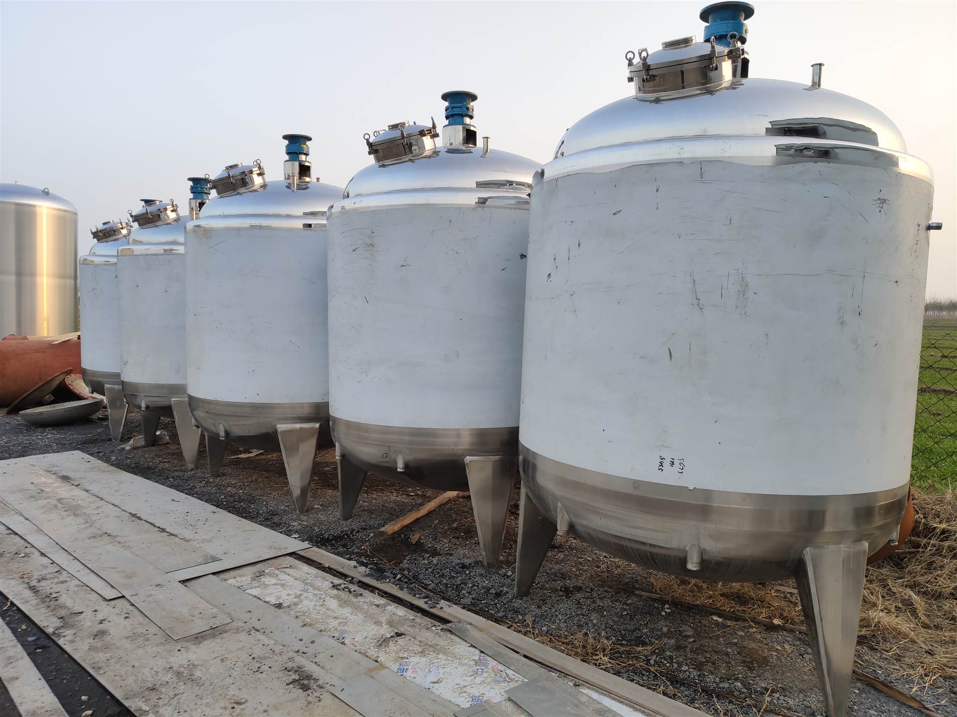 液体混合搅拌罐 厂家出售 不锈钢立式配液罐 电加热搅拌配制罐