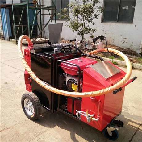 水泥路面瀝青灌縫機(jī)廠家  全自動(dòng)瀝青灌縫機(jī)型號(hào)種類 華鑫介紹