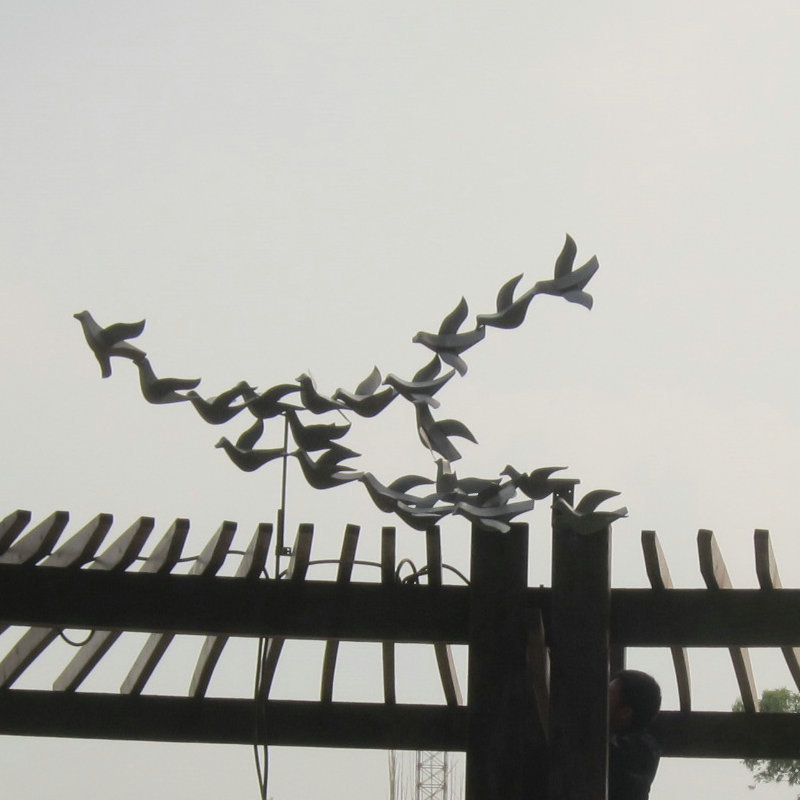 空中飞鸟雕塑图片