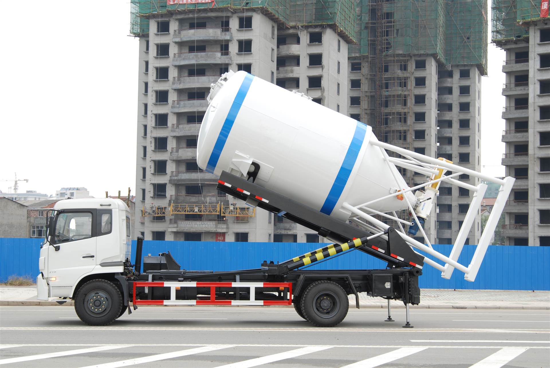 红河水泥罐运输车维修