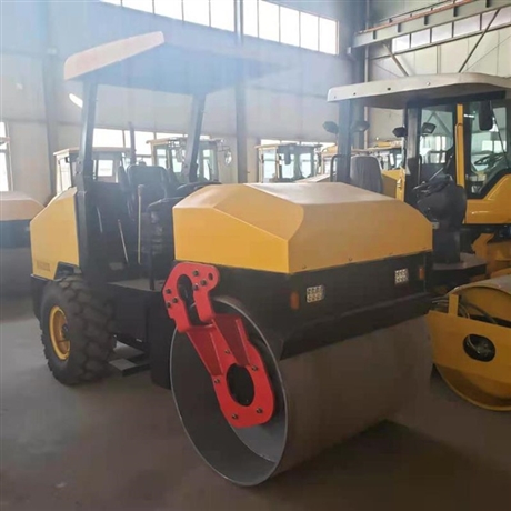 4噸壓路機(jī)分為座駕單輪壓路機(jī) 和 雙輪液壓壓路機(jī) 山東華鑫