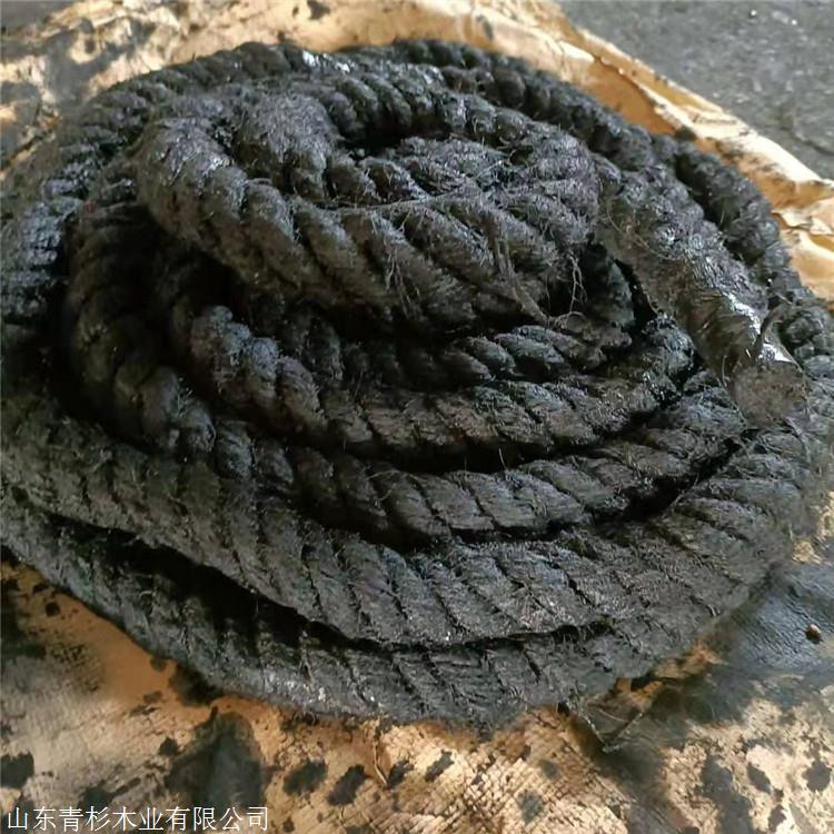 沥青麻绳是用油麻丝经设备按设计要求编制成绳和沥青混合在一起浸泡
