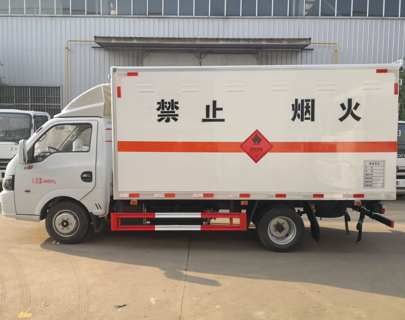 东风蓝牌易燃液体危险品运输车