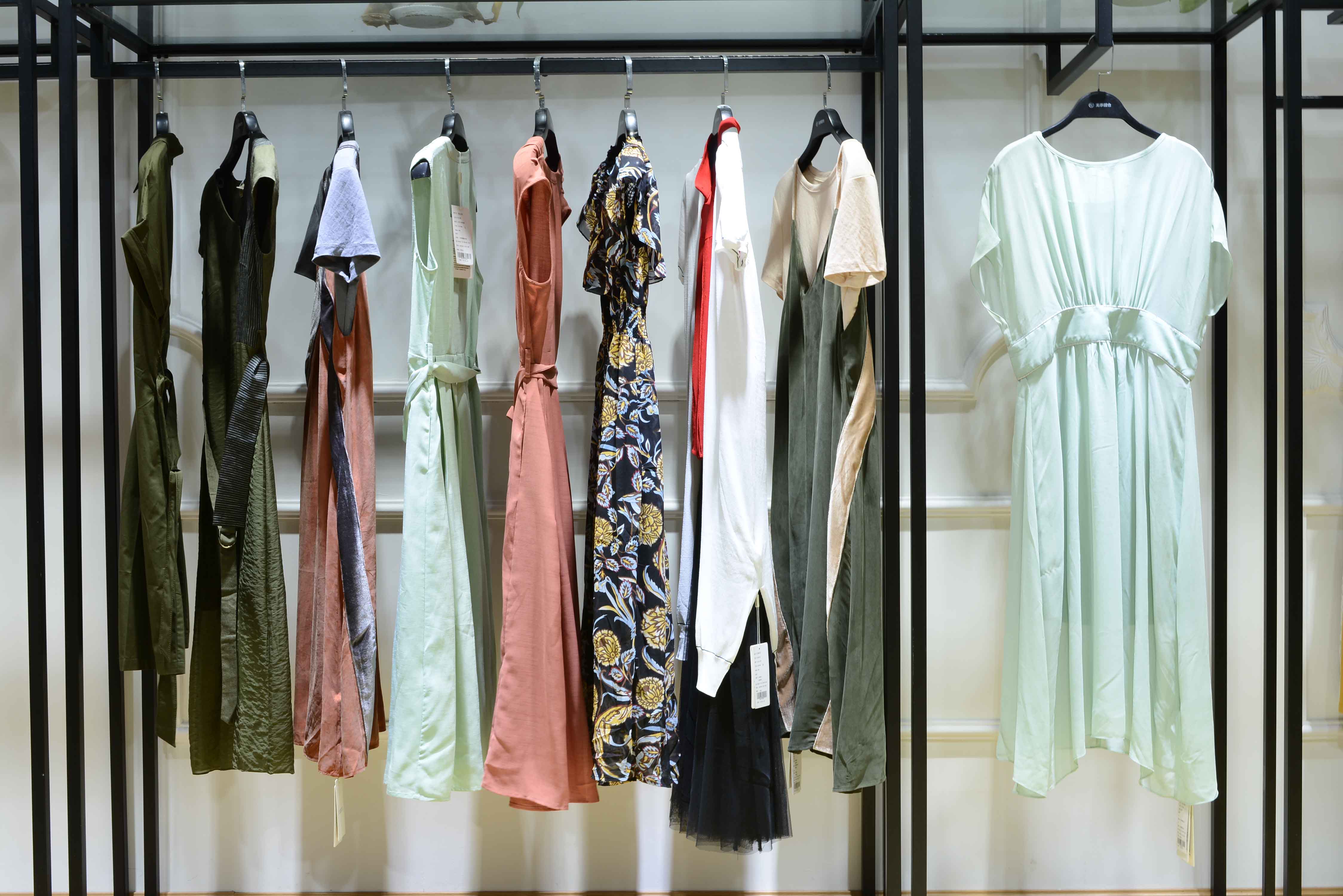 商场过季碎花连衣裙尾货批发纷漫品牌折扣女装加盟供应