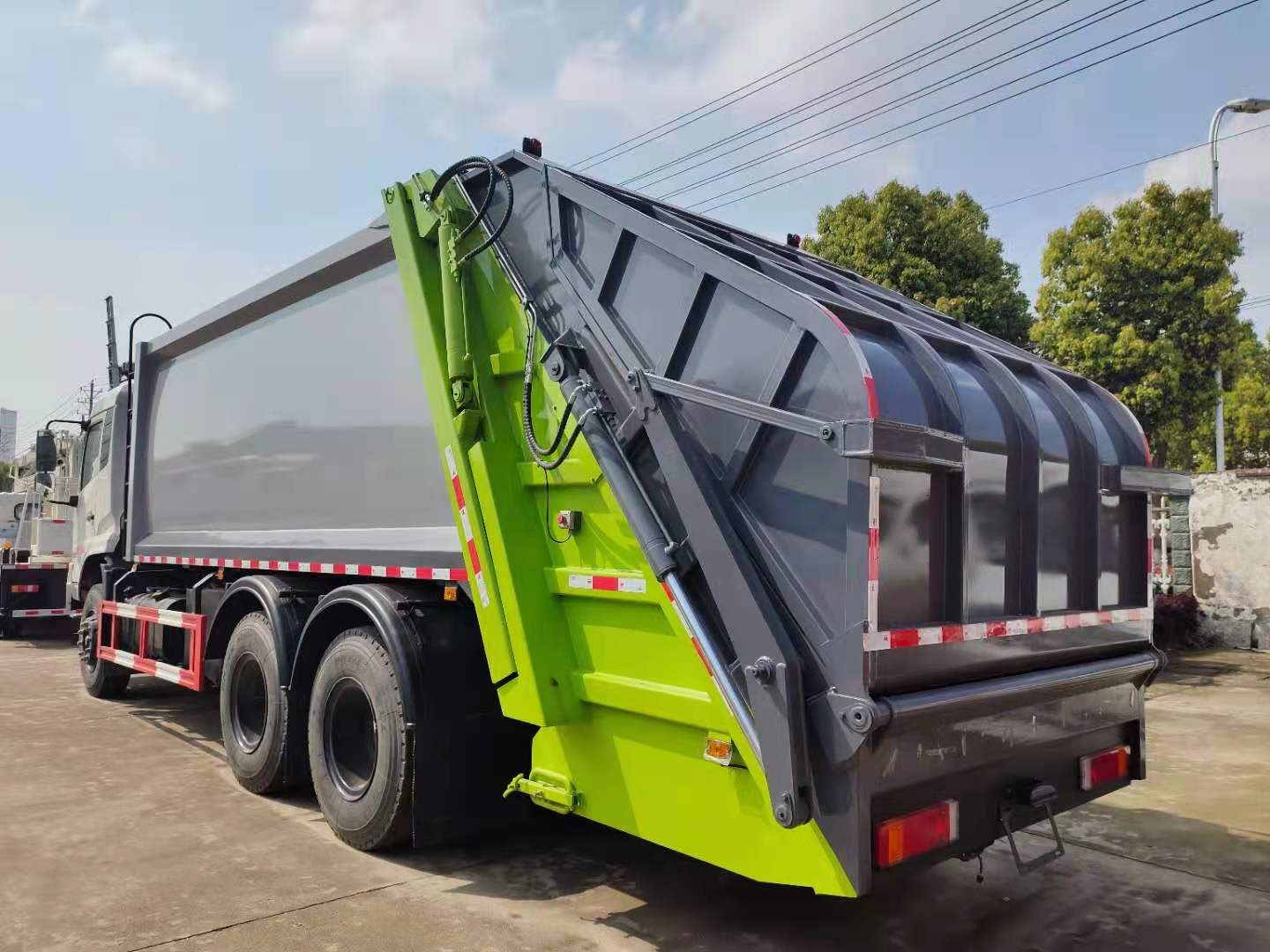 自装卸式垃圾车压缩垃圾车环保又卫生